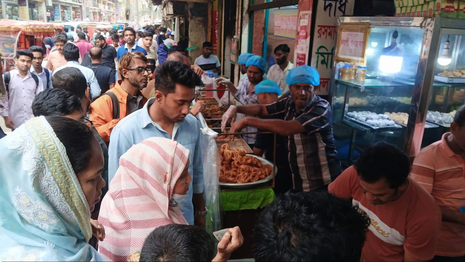 রোজার তৃতীয় দিনেও জমজমাট কুমিল্লার ইফতার বাজার