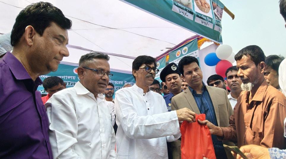 পবিত্র রমজান উপলক্ষে কুমিল্লায় সুলভ মূল্যে দুধ-ডিম-মাংস বিক্রি শুরু