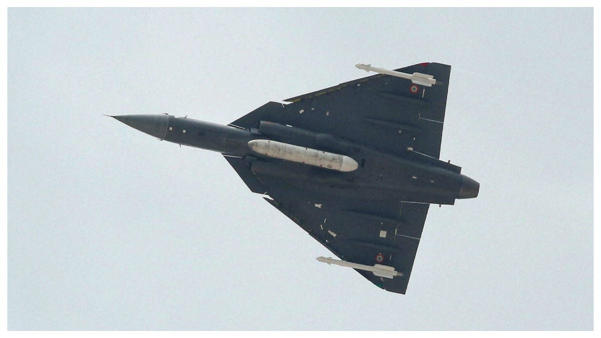 রানওয়ে থেকে ছিটকে বিধ্বস্ত ‘তেজস’, অল্পের জন্য প্রাণে বাঁচলেন পাইলট