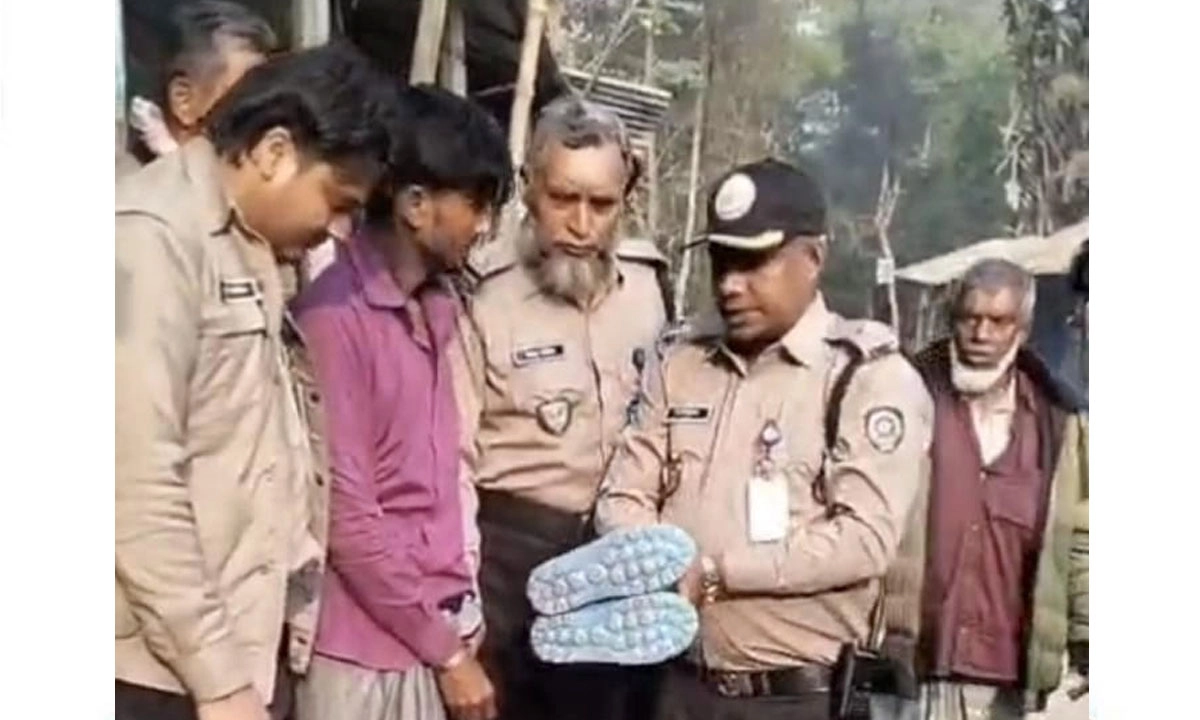 নোয়াখালীতে জুতার ভেতর লুকানো ২,৯৭০ ইয়াবাসহ আটক এক মাদক ব্যবসায়ী