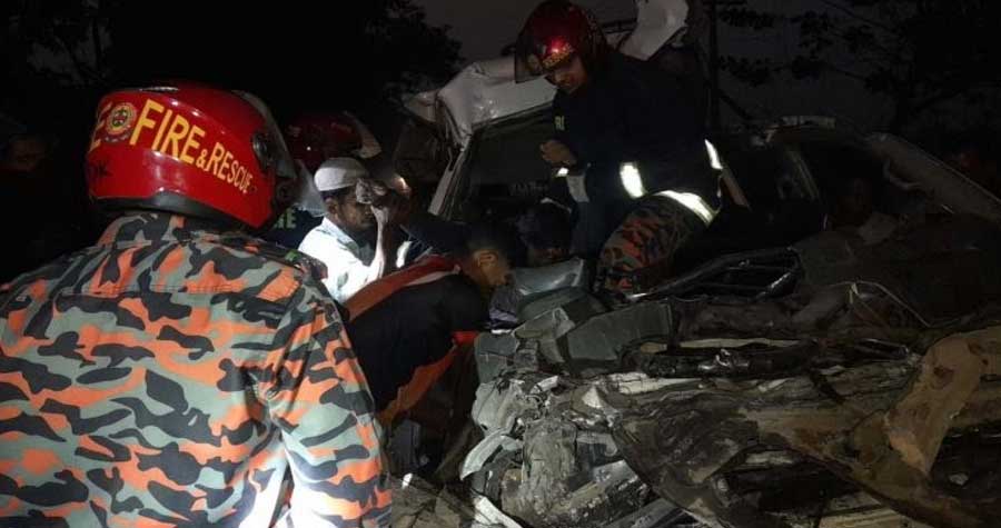 দাউদকান্দিতে সড়ক দুর্ঘটনা: মাইক্রোবাসের চালকসহ প্রাণ গেল ২ জনের