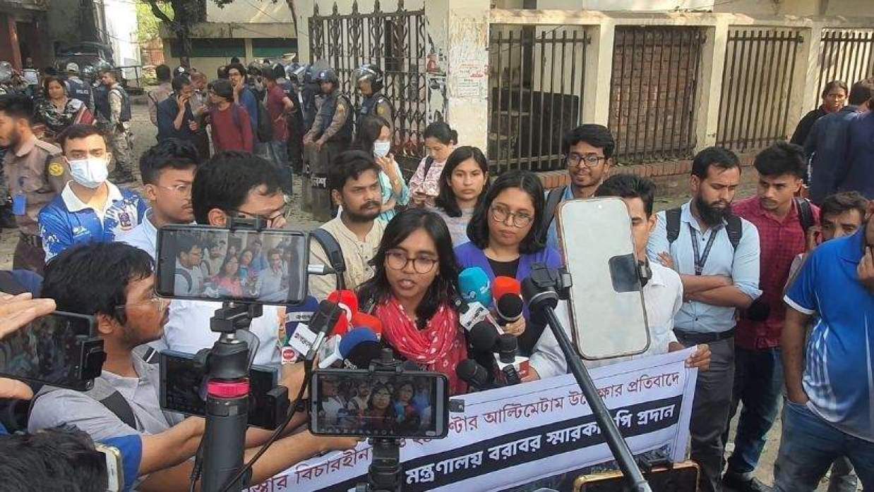 শাহবাগ থানার সামনে শিক্ষার্থীদের ফের বিক্ষোভ