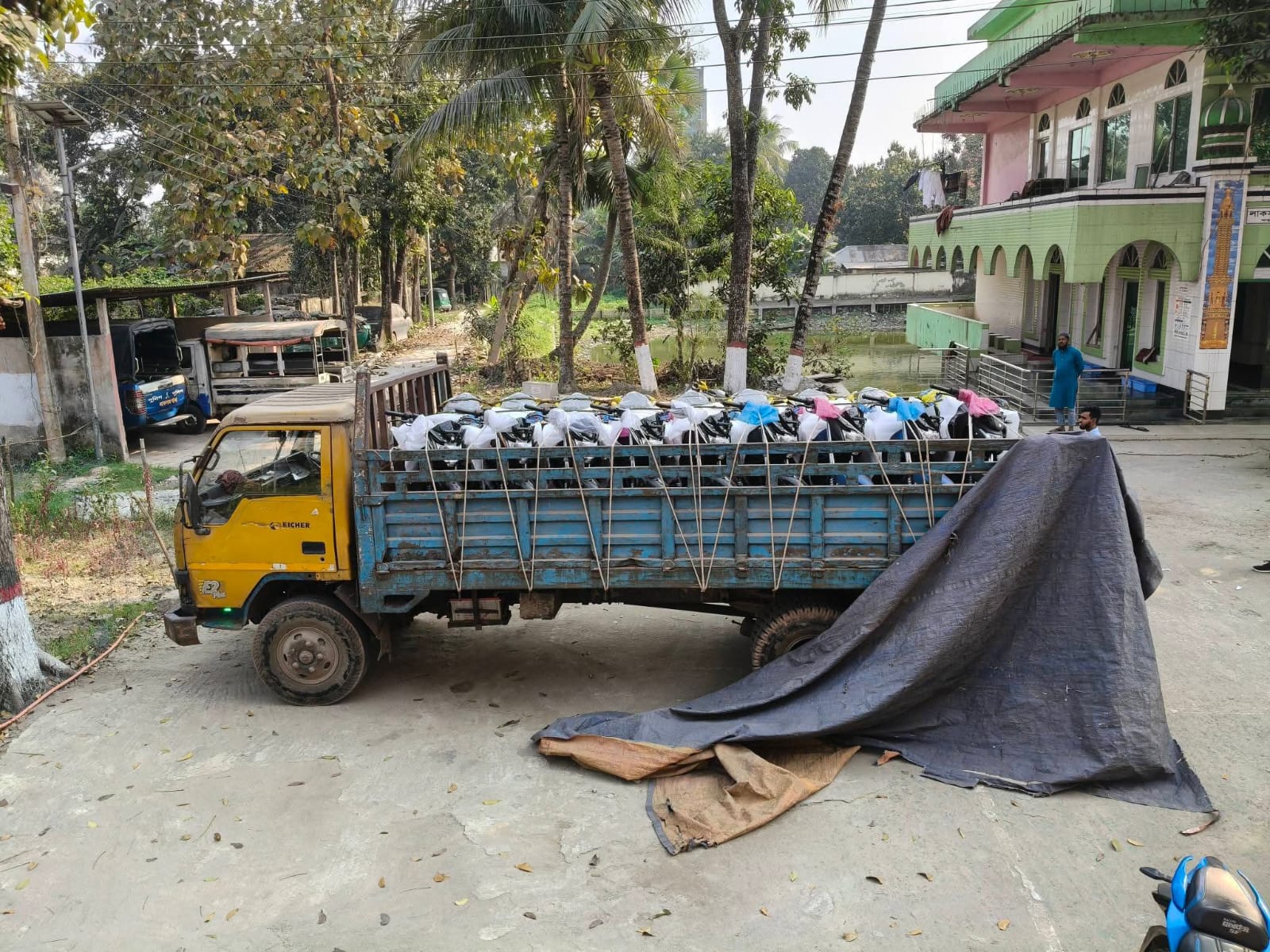 ঢাকা থেকে ছিনতাই হওয়া ৯টি FZS মোটরসাইকেল লাকসামে উদ্ধার, আটক ১