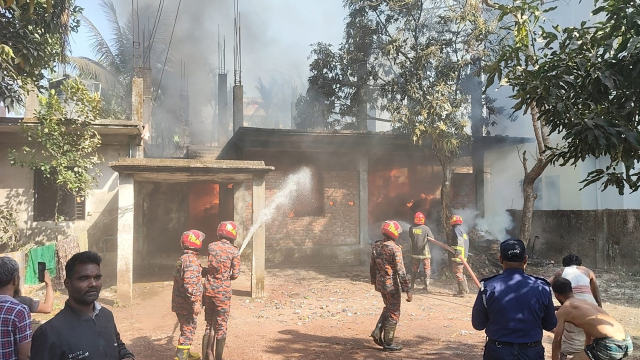 লক্ষ্মীপুরে তুলার গোডাউনে অগ্নিকাণ্ড, ক্ষতি প্রায় ১০ লাখ টাকা