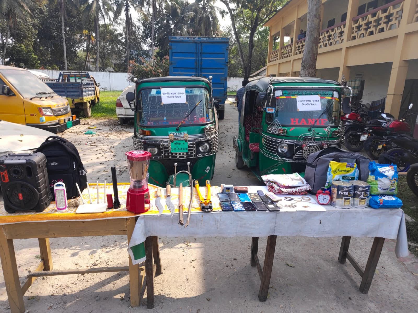 কুমিল্লায় আন্তঃজেলা ডাকাত দলের ১২ সদস্য গ্রেপ্তার, লুন্ঠিত মালামাল উদ্ধার