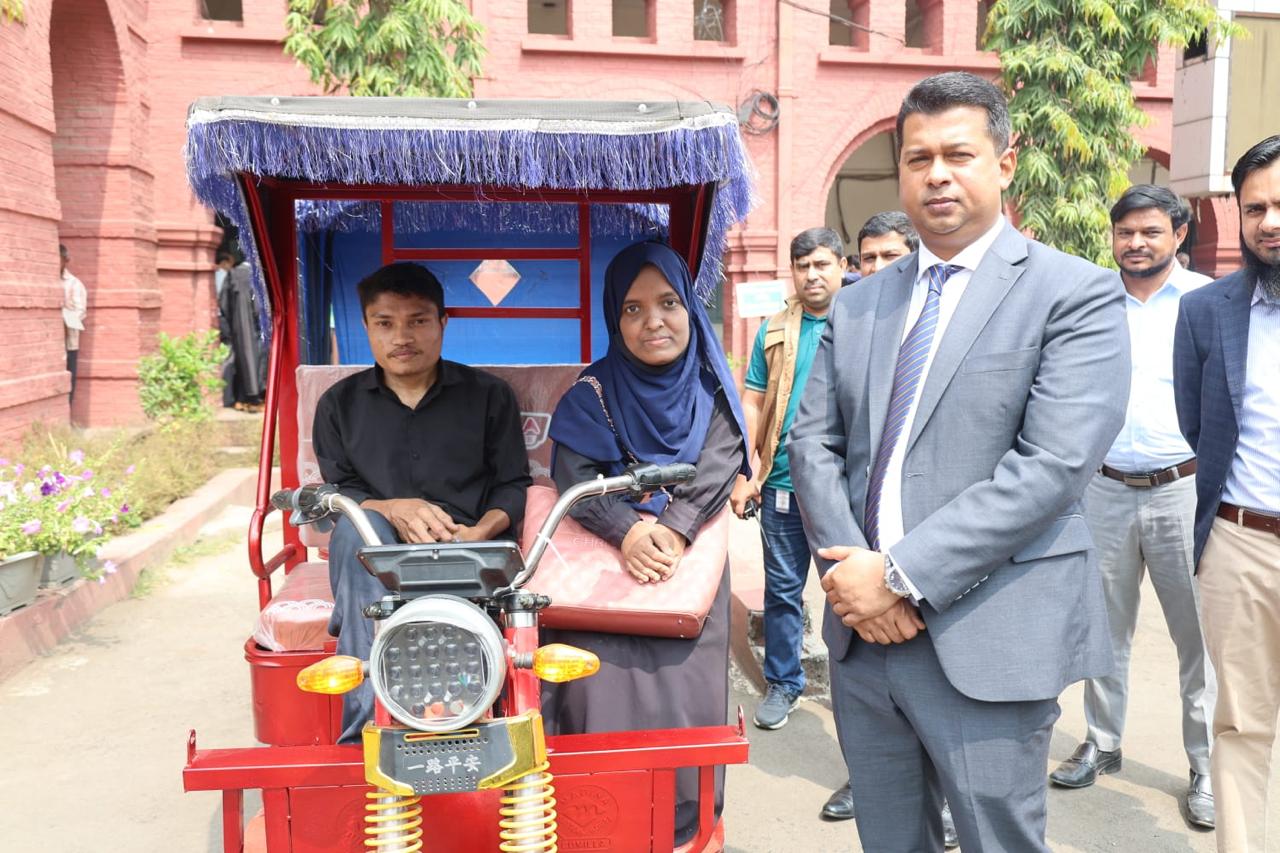 অটো রিকশা পেয়ে মানবিক ডিসির কার্যালয়ে কৃতজ্ঞ প্রতিবন্ধী দম্পতি