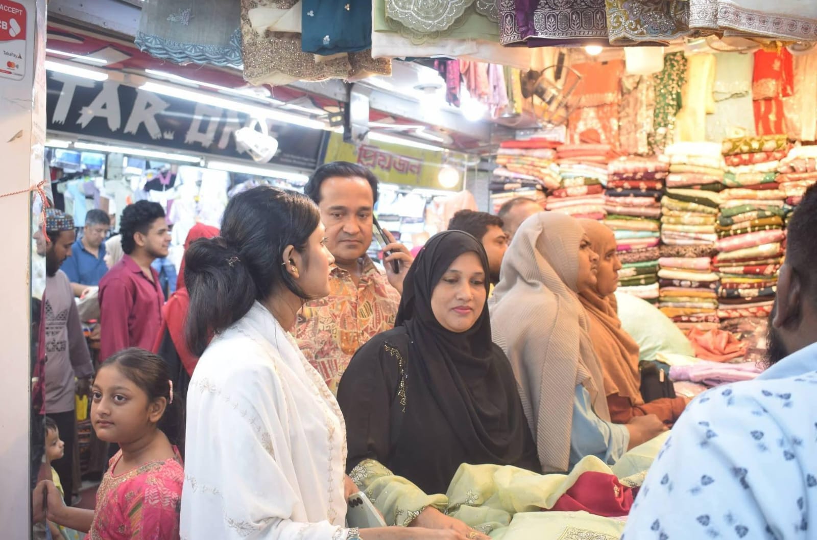 কুমিল্লায় জমে উঠেছে ঈদবাজার, শপিংমল গুলোতে উপচেপড়া ভিড় 