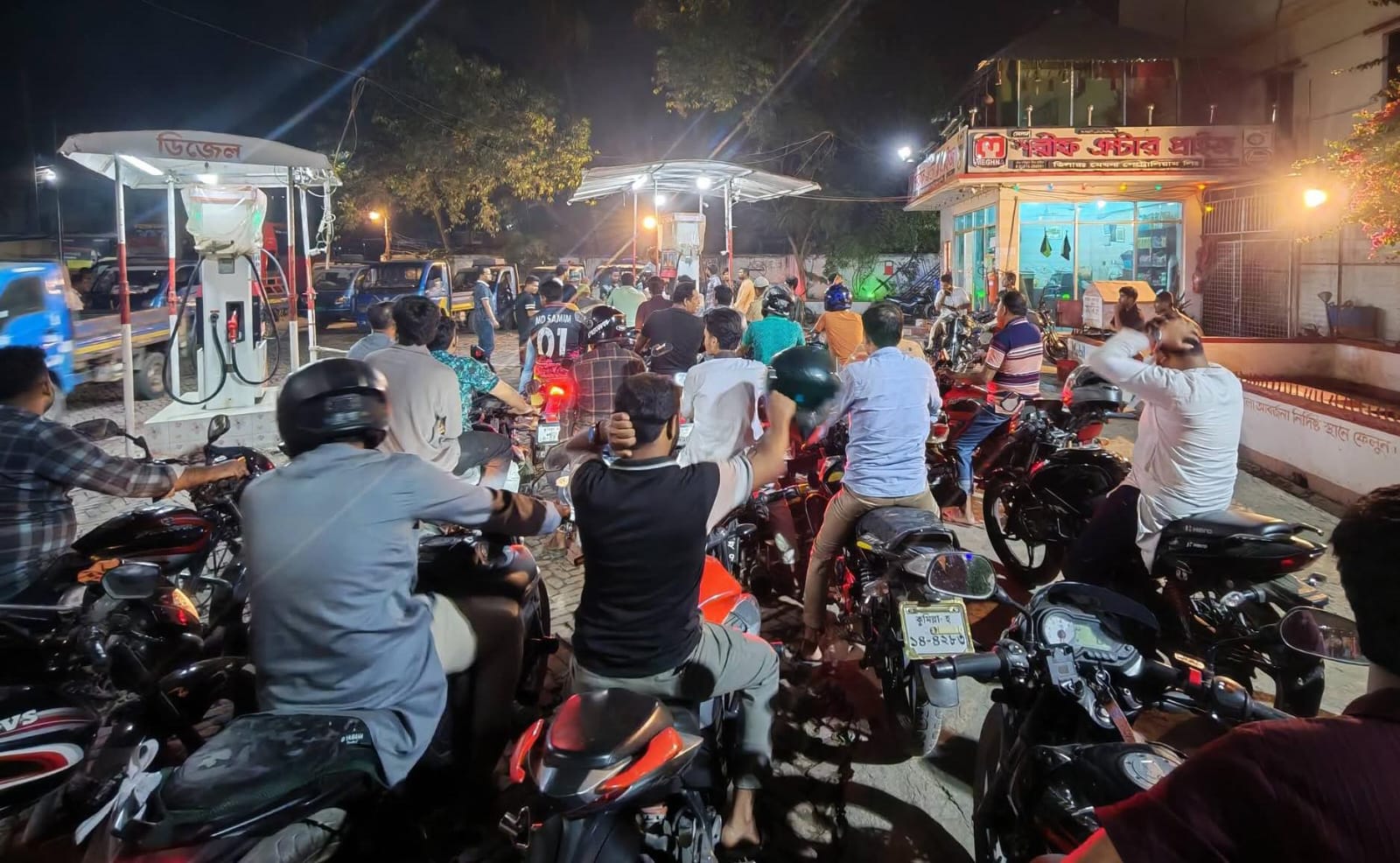 কুমিল্লায় জ্বালানি তেল ঘাটতির গুজবে ফিলিং স্টেশনগুলোতে দীর্ঘ লাইন