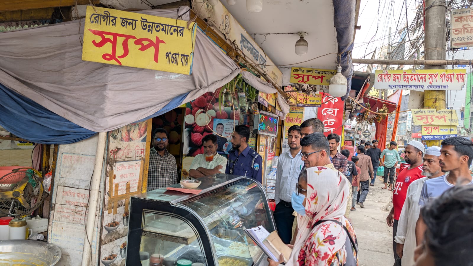 কুমিল্লায় পোড়া তেলে ইফতার তৈরি, ভোক্তা অধিকারের অভিযানে ৩ হোটেলকে জরিমানা