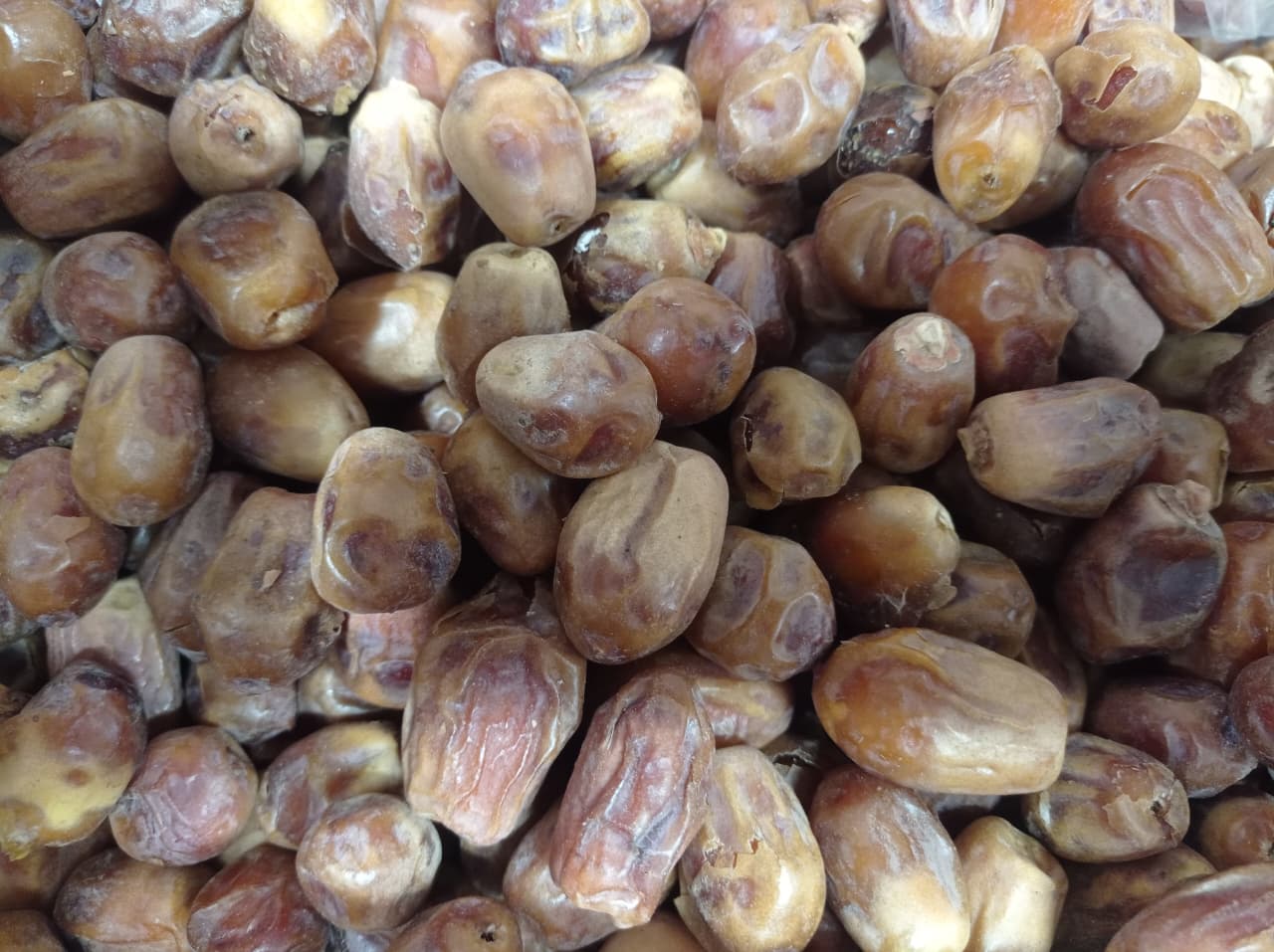 রাজধানী ঢাকা থেকে কুমিল্লা আসতেই উধাও ২০ কার্টন খেজুর