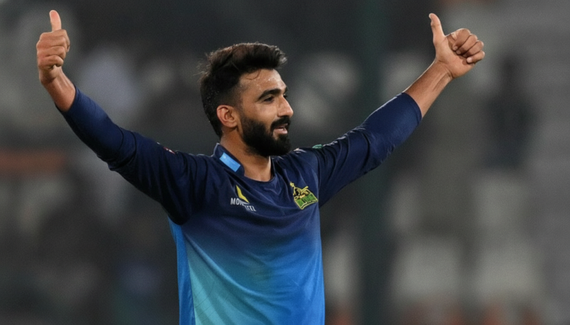 ৮ রানে ৬ উইকেট, ইতিহাস গড়লেন উসামা মীর