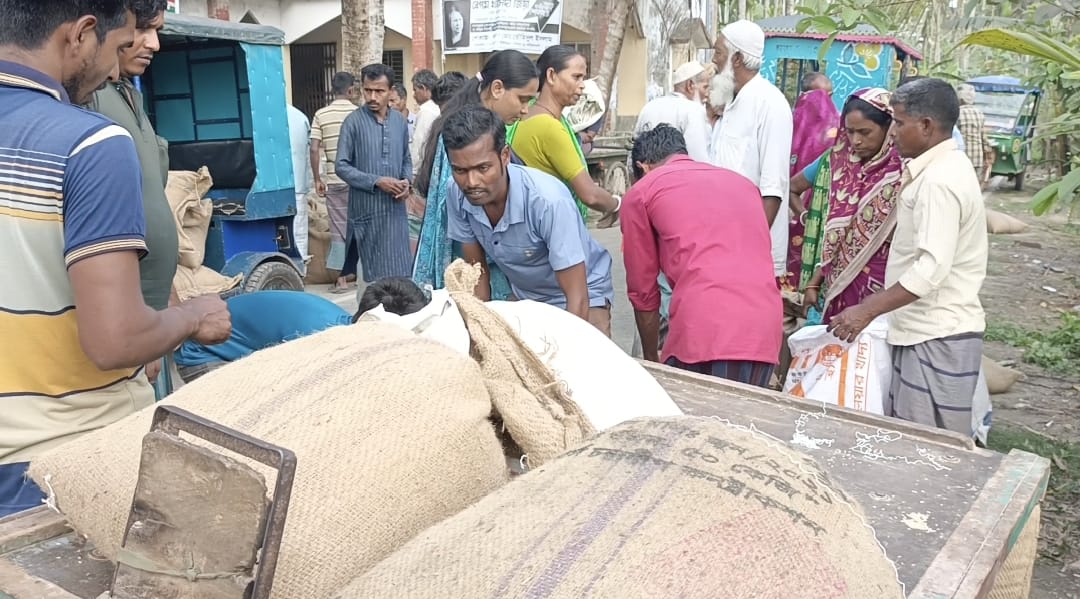 নেছারাবাদে জেলেদের চাল বিতরণে চাঁদার অভিযোগ