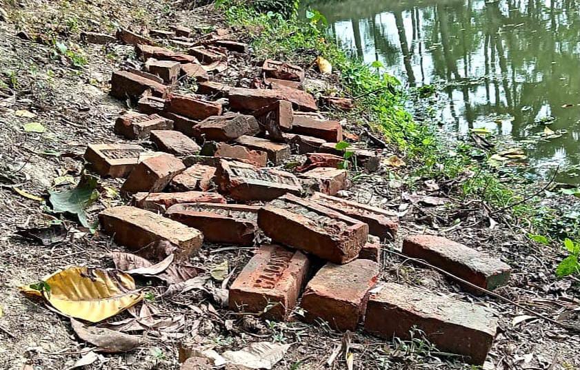 কুমিল্লার নাঙ্গলকোটে রাস্তার কাজের ইট চুরি, গরুর খামার ও পুকুর থেকে ৫ হাজার ইট উদ্ধার
