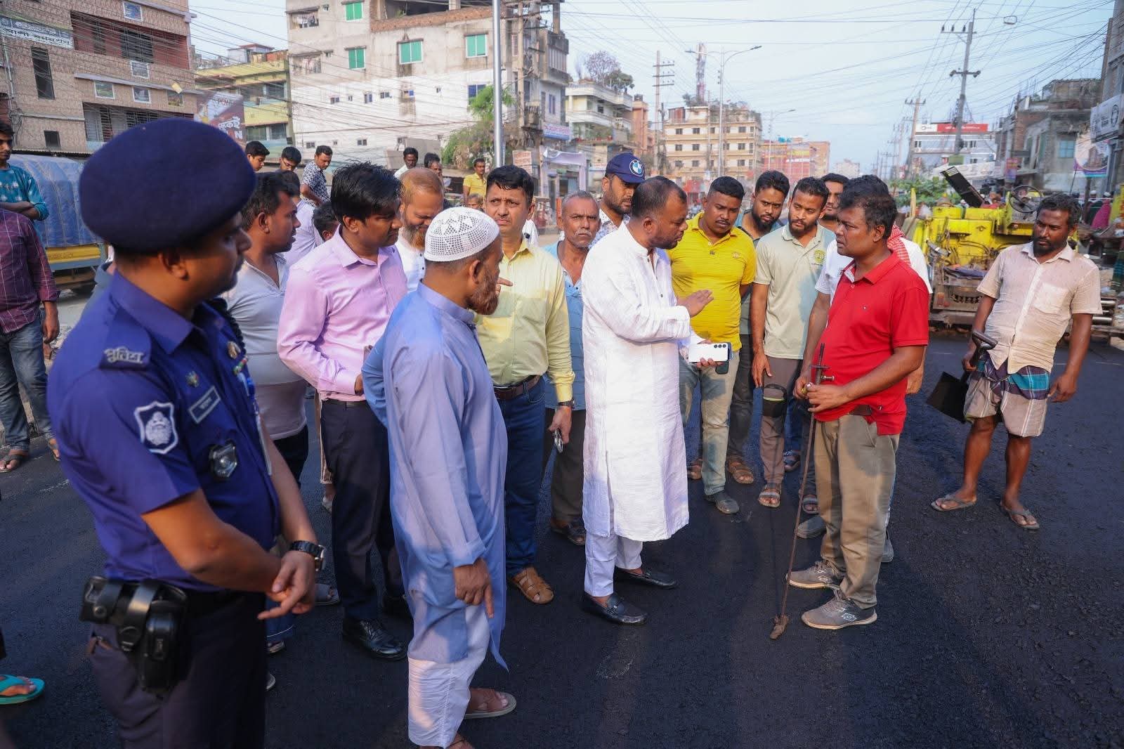 কুমিল্লায় সড়ক উন্নয়নকাজে অনিয়মের অভিযোগ, দুই কর্মকর্তাকে শোকজ