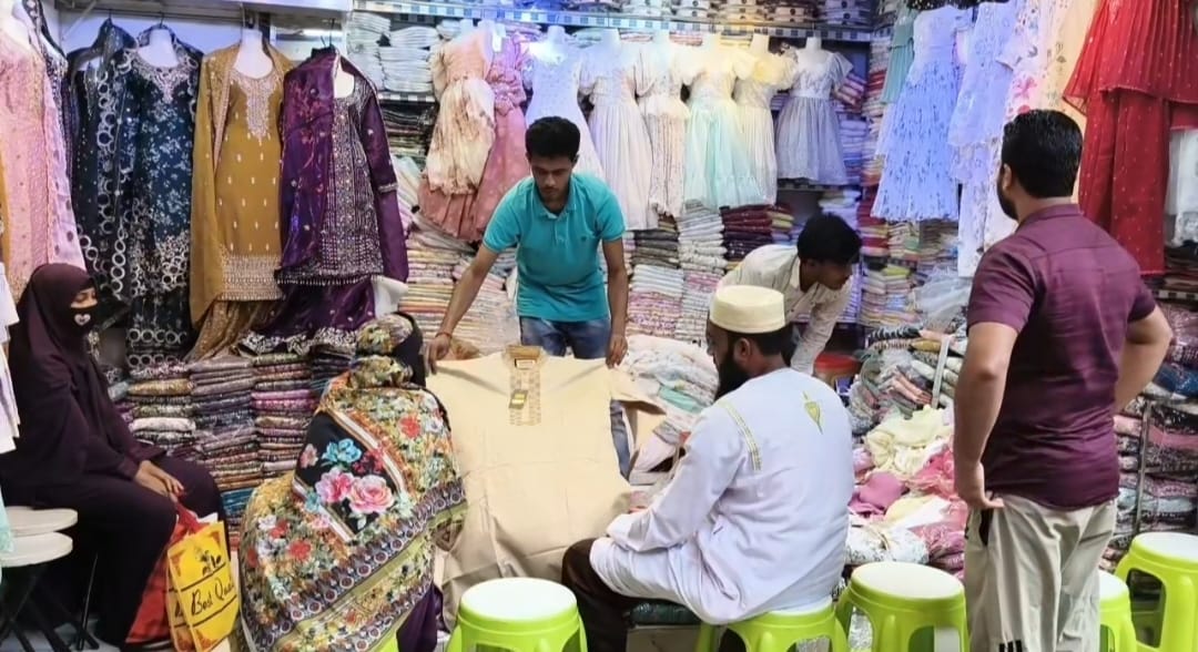 জমে উঠেছে ঈদের কেনাকাটা, ব্যস্ত সময় পার করছেন ব্যবসায়ী ও ক্রেতারা