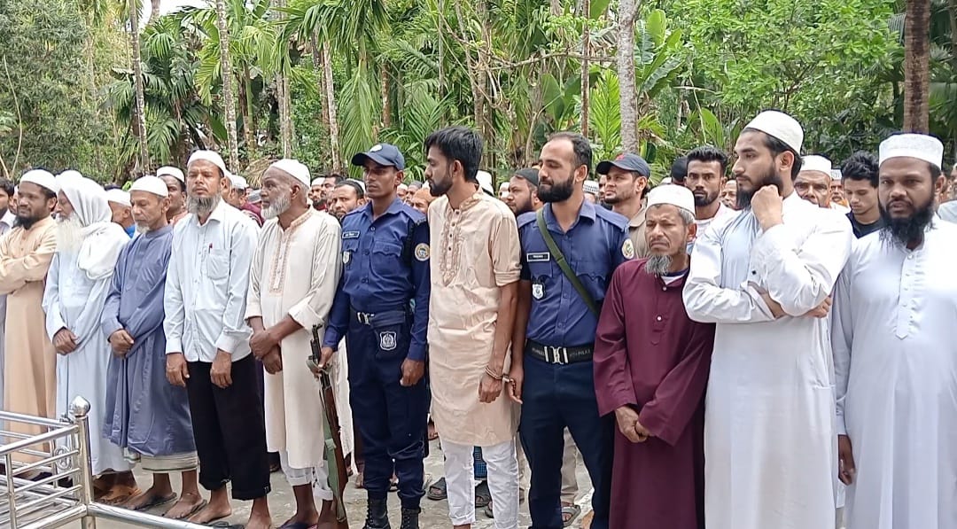 প্যারোলে মুক্তি নিয়ে হাতকড়া পরেই বাবার জানাজায় ছেলে 