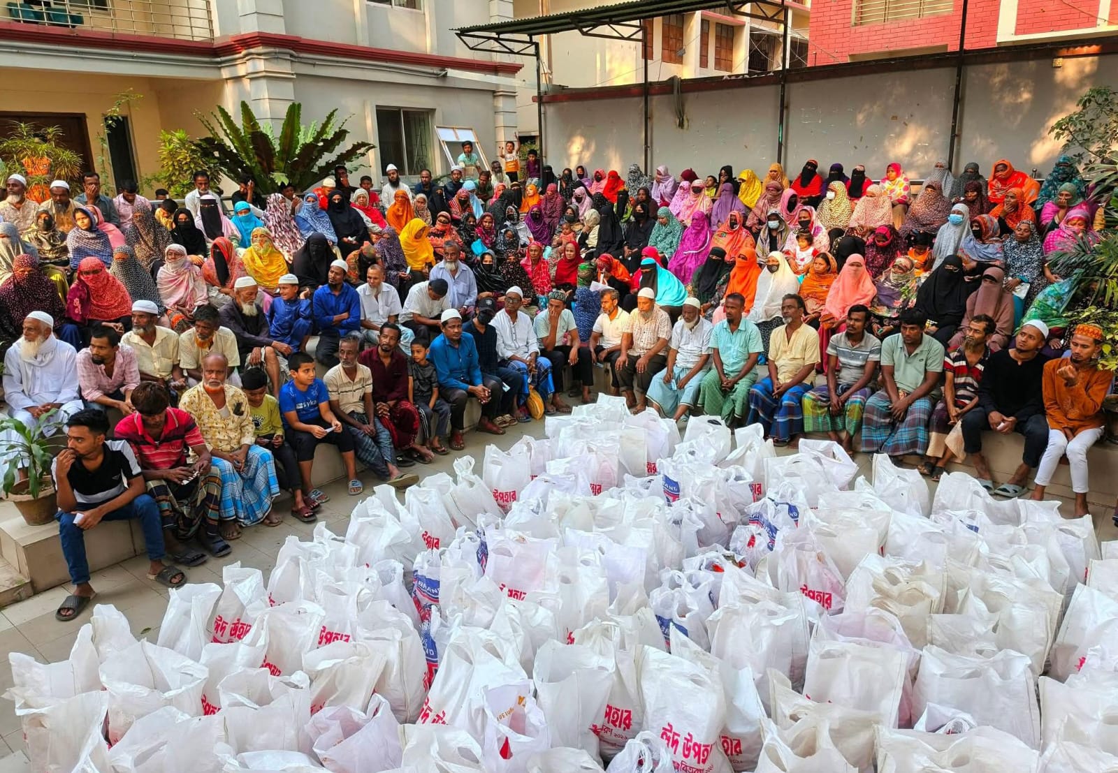 ২৫০ অসহায় মানুষের মুখে হাসি ফোটাল সামাজিক সংগঠন ‘একতাই শক্তি’ পরিবার