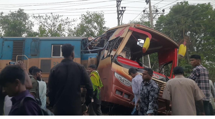  রাতের অন্ধকারে মেইল ট্রেনের ধাক্কায় ছিন্নভিন্ন যাত্রীবাহী বাস — শিশুসহ প্রাণ গেল ১২ জনের!