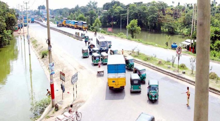 ফেনীতে মহাসড়কে ভয়াবহ ত্রিমুখী সংঘর্ষ-নিহত ৩