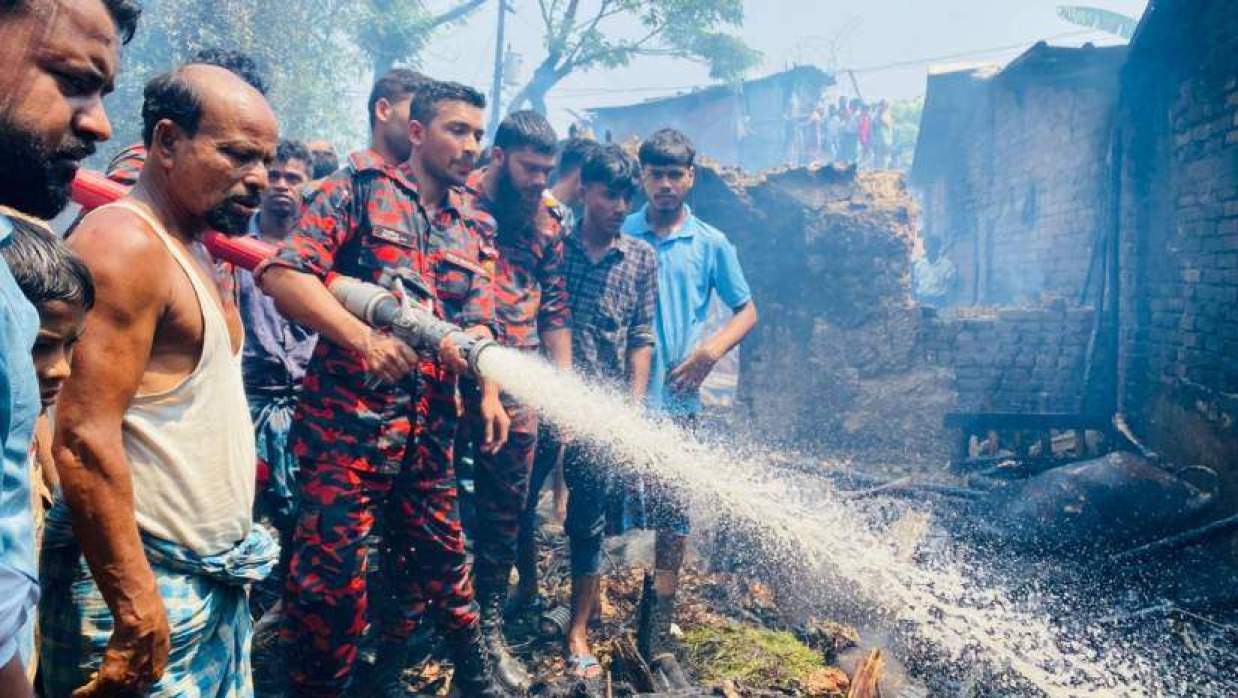 চট্টগ্রামে চুলা থেকে লাগা আগুনে নিঃস্ব চার পরিবার