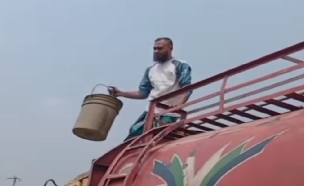 মাঝপথে ডিপোর গাড়ি থামিয়ে তেল নামানো হচ্ছে দোকানে, ভিডিও ভাইরাল