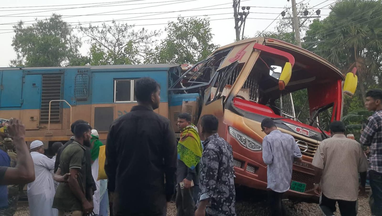 কুমিল্লায় বাস-ট্রেন সংঘর্ষে ১২ মৃত্যু: গেইটম্যান হেলাল গ্রেপ্তার
