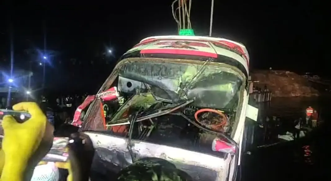 দৌলতদিয়ায় বাসডুবি: লাশ উদ্ধার অভিযান সাময়িক স্থগিত, মৃত ২৬