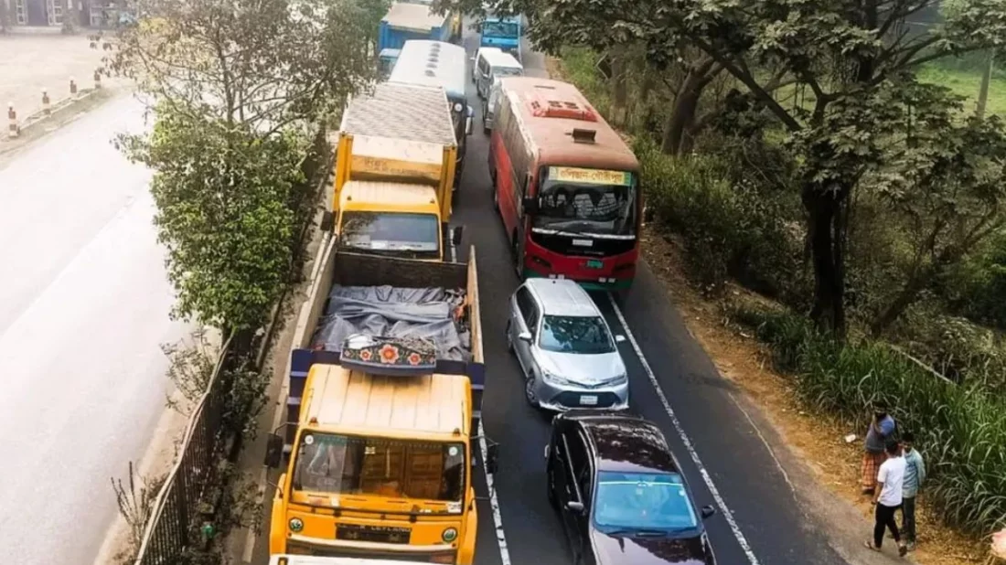 অষ্টমী স্নানকে ঘিরে ঢাকা-চট্টগ্রাম মহাসড়কে তীব্র যানজট, চরম ভোগান্তি