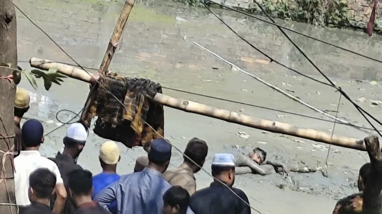 কাদায় আটকে রামদা হাতে পুলিশের সাথে লুকোচুরি