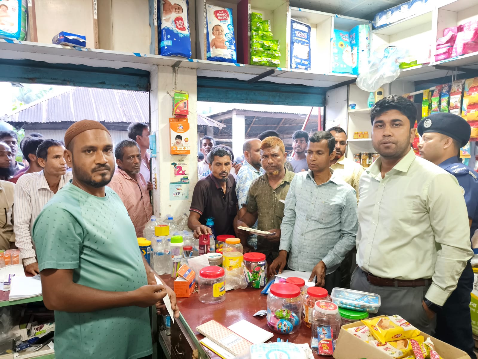 নাজিরপুরে অতিরিক্ত দামে পেট্রোল বিক্রি, দুই ব্যবসায়ীকে জরিমানা, ৪০০ লিটার জব্দ