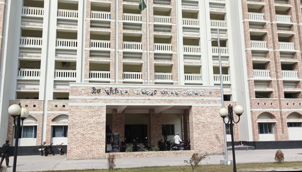 পিরোজপুরে ১৩ বছরের কিশোরীকে ধর্ষণ মামলায় তিনজনকে যাবজ্জীবন কারাদণ্ড