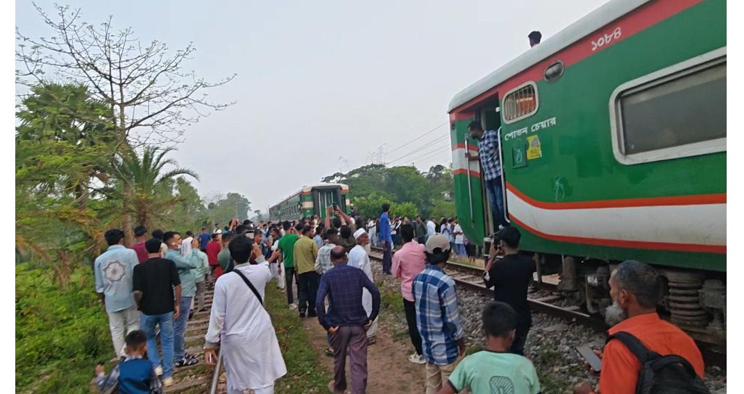 কুমিল্লায় বগি রেখে চলে গেল উদয়ন ট্রেন,যাত্রীদের মাঝে চরম ভোগান্তি