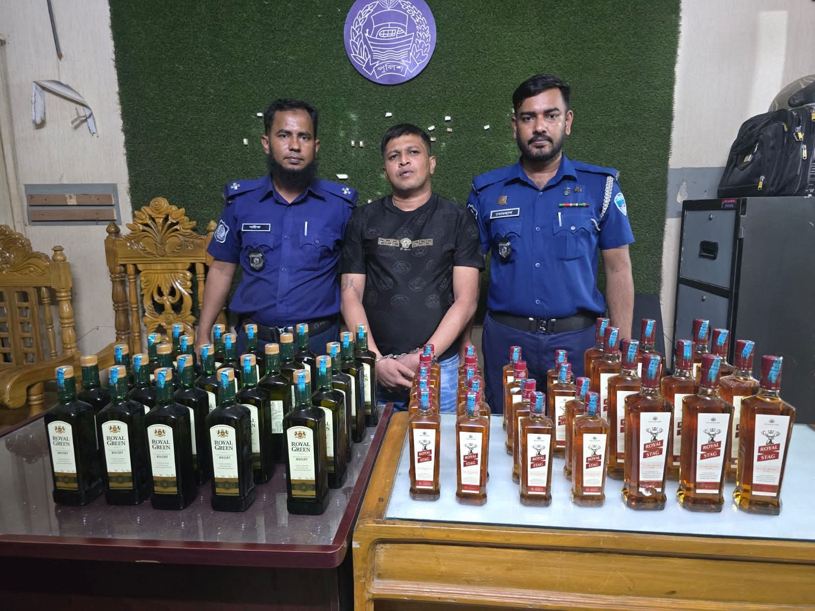 কুমিল্লায় মাদকবিরোধী অভিযানে বিপুল পরিমান বিদেশি মদসহ গ্রেফতার ১