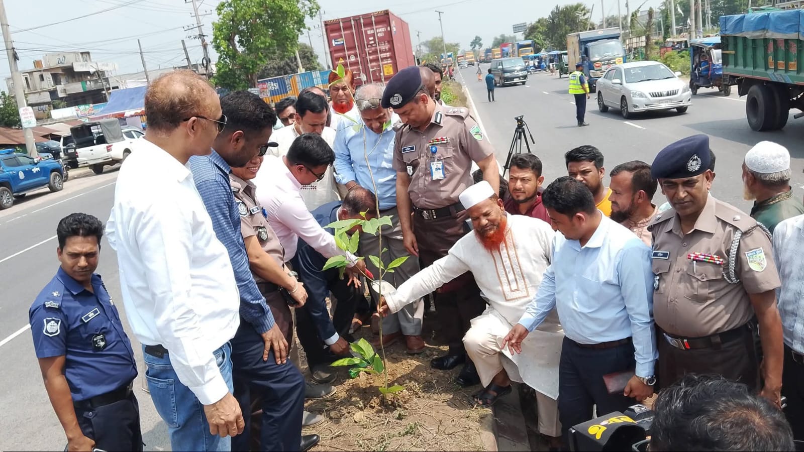 কুমিল্লায় বৃক্ষরোপণ কর্মসূচির উদ্বোধন, ঢাকা-চট্টগ্রাম মহাসড়কে সৌন্দর্যবর্ধন উদ্যোগ