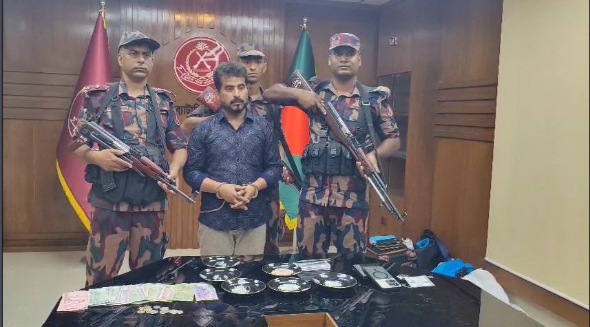 যশোরে হীরা ও বিদেশি মুদ্রাসহ ভারতীয় নাগরিক আটক