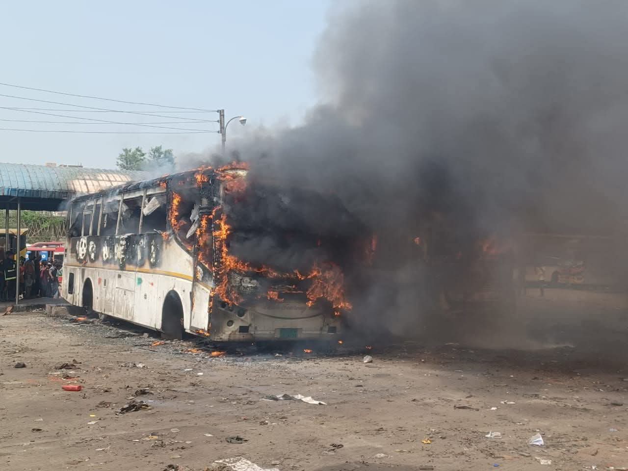 কুমিল্লা নগরীর জাঙ্গালিয়া বাসস্ট্যান্ডে একসঙ্গে ৩টি বাসে আগুন