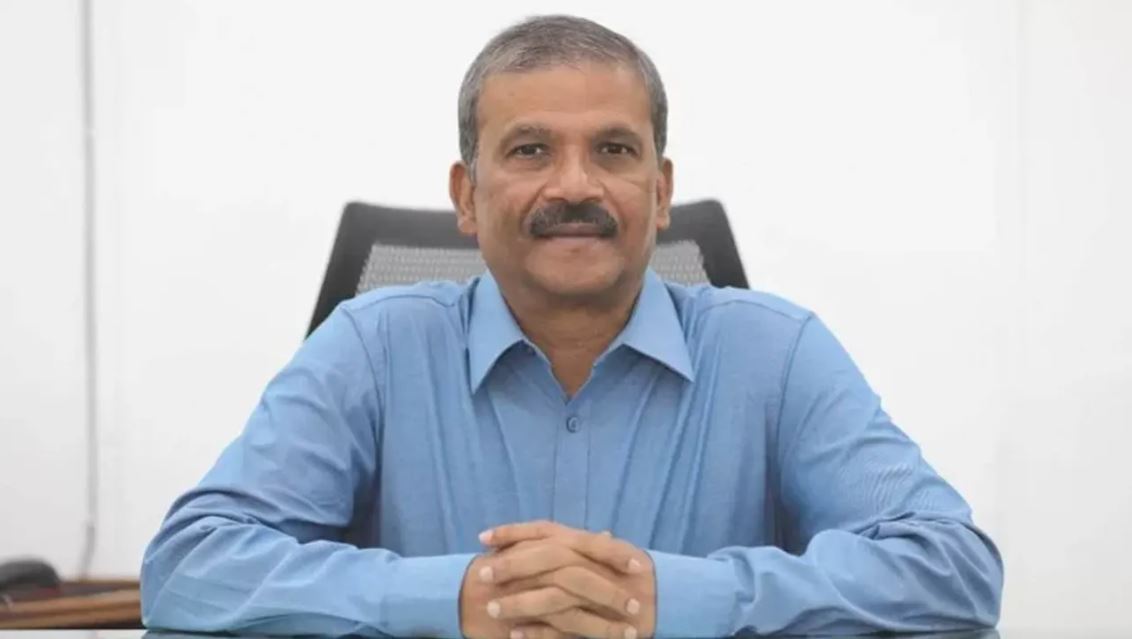 এখন থেকে সরকারের সমালোচনা কম করব : আসিফ নজরুল