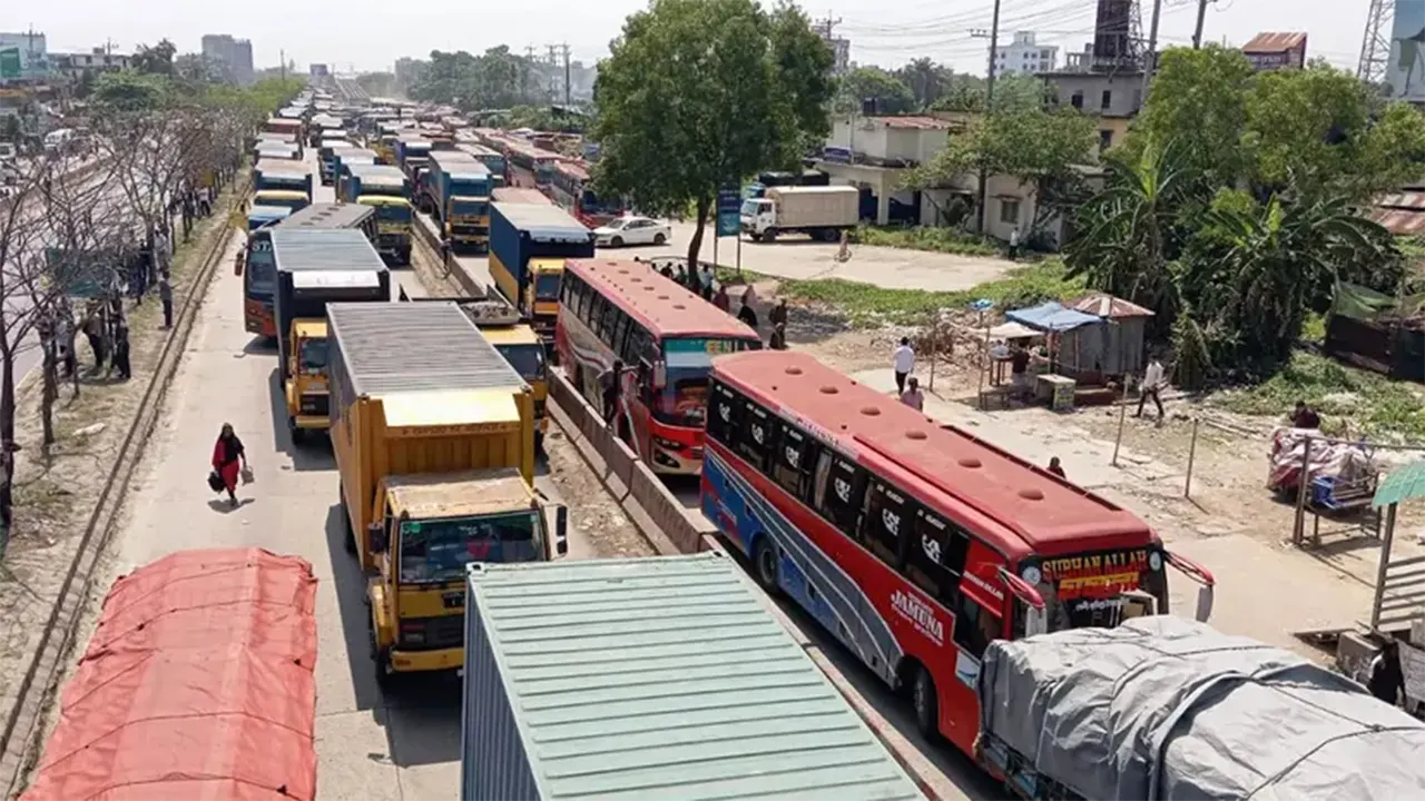বকেয়া বেতনের দাবিতে ঢাকা-চট্টগ্রাম মহাসড়ক অবরোধ, দীর্ঘ যানজট