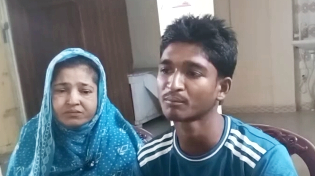 নেছারাবাদে পিতৃপরিচয়ের দাবিতে মাকে সঙ্গে নিয়ে ২৪ বছরের যুবকের ক্লানিহীন চেষ্টা