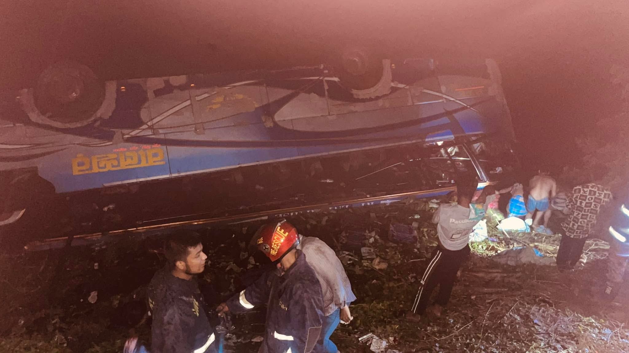 ঢাকা-চট্টগ্রাম মহাসড়কের কুমিল্লায় বাস উল্টে নিহত ১, আহত ৬