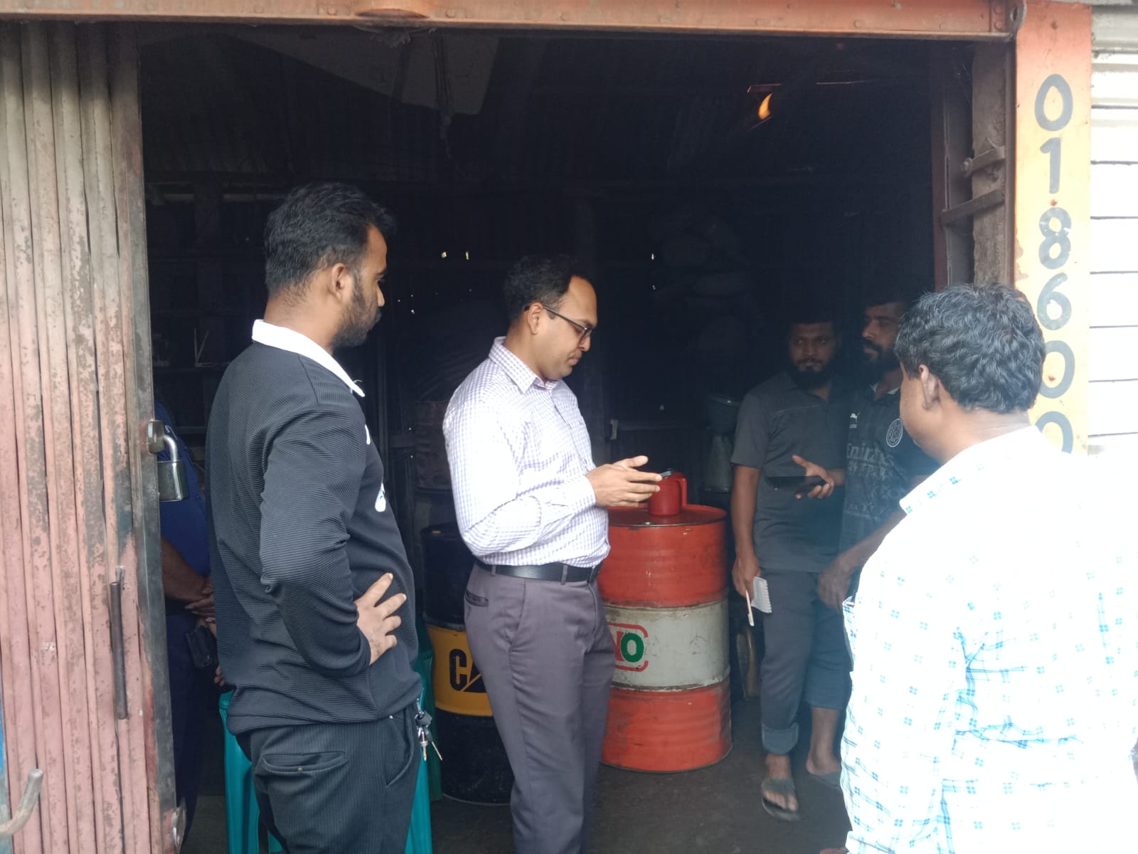 কুমিল্লার বুড়িচংয়ে তেল মজুদ করায় জরিমানা 