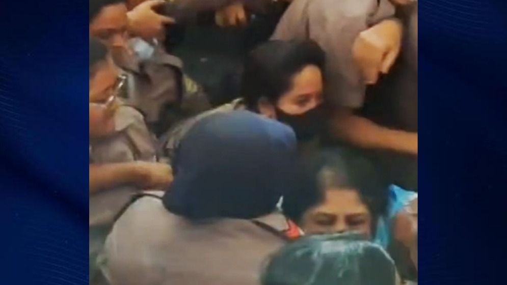 আদালত থেকে নামানোর সময় সিঁড়িতে পড়ে গেলেন শিরীন শারমিন