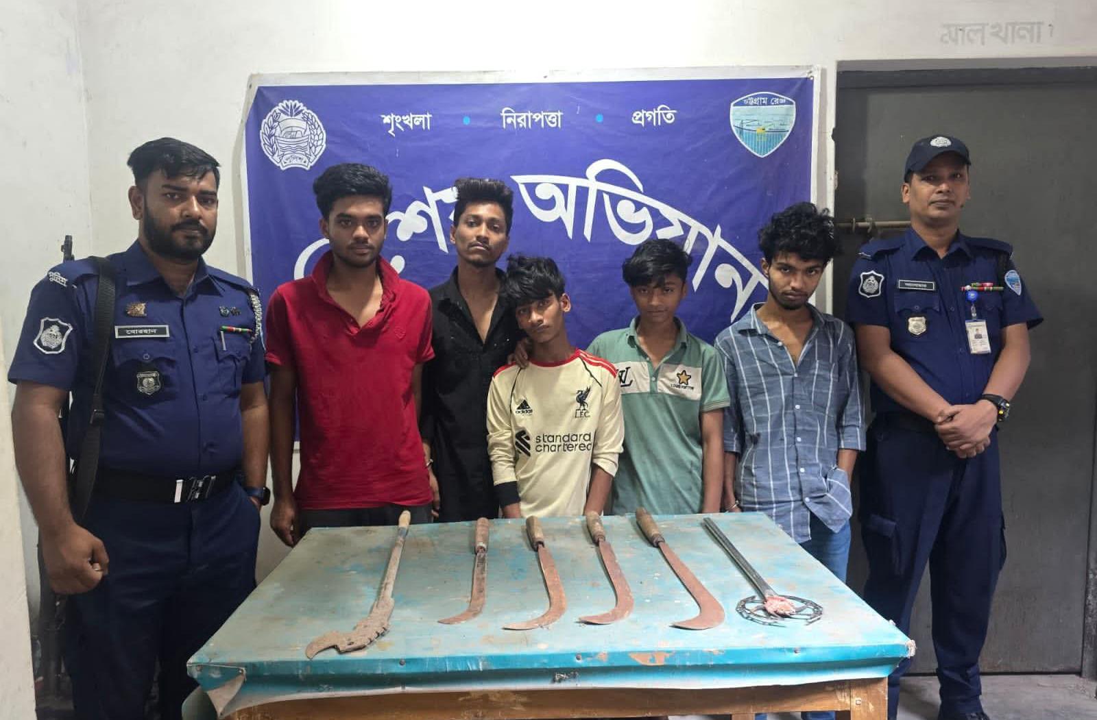 কুমিল্লা নগরীতে কিশোর গ্যাংয়ের অস্ত্রের মহড়া, গ্রেফতার ৫, দেশীয় অস্ত্র উদ্ধার