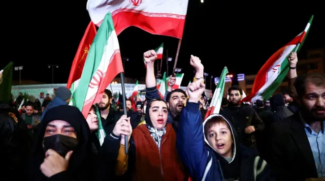 যুদ্ধবিরতির খবরে ইরানে বাঁধভাঙা উল্লাস