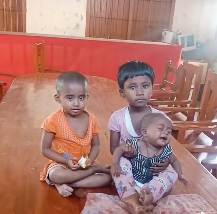 অভাবের তাড়নায় ইউনিয়ন পরিষদে ৩ শিশু সন্তান রেখে উধাও মা