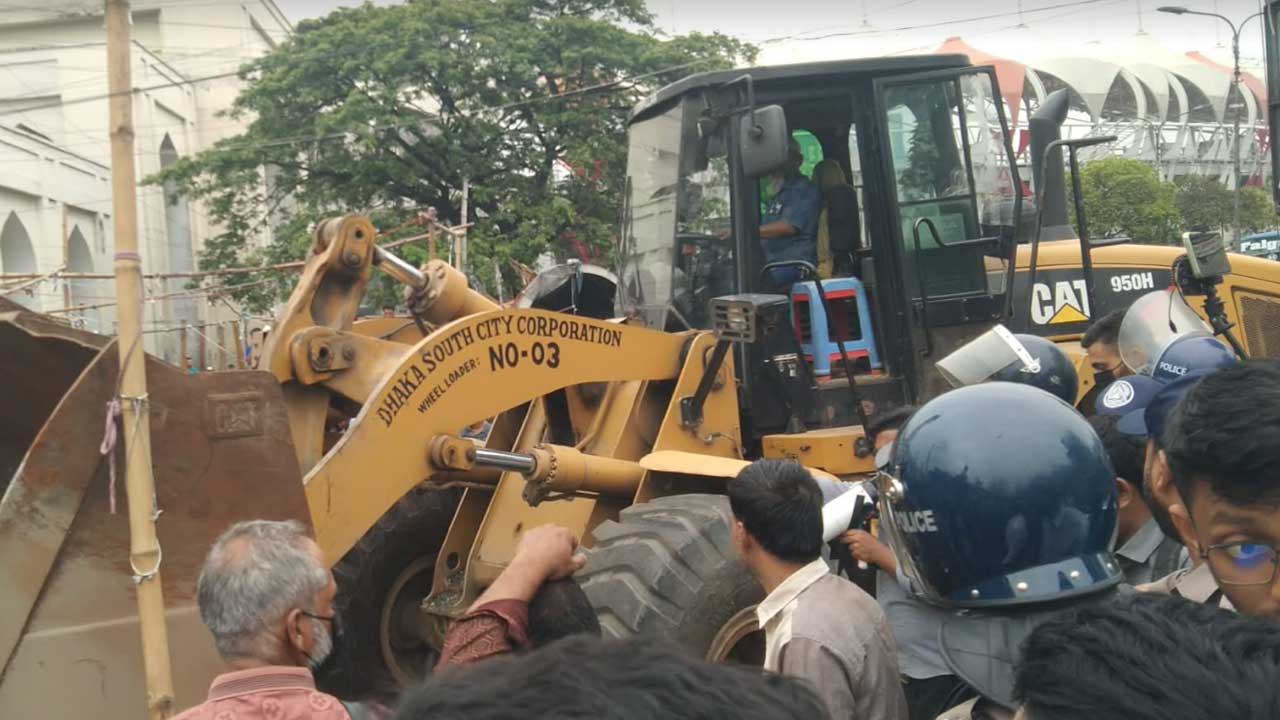 গুঁড়িয়ে দেওয়া হচ্ছে বায়তুল মোকাররম এলাকার ফুটপাতের অবৈধ দোকান