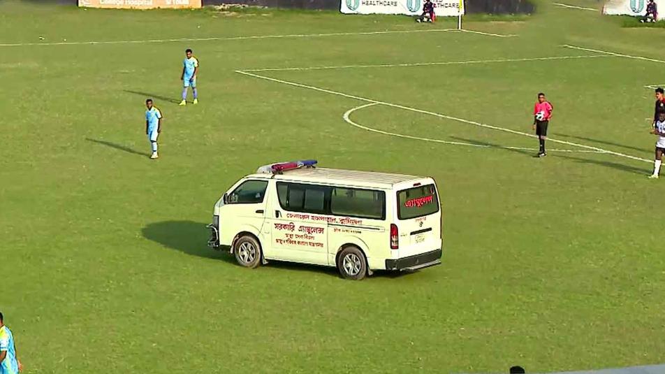 কুমিল্লার ধীরেন্দ্রনাথ দত্ত স্টোডিয়াম থেকে অ্যাম্বুল্যান্সে হাসপাতালে আবাহনীর মুরাদ