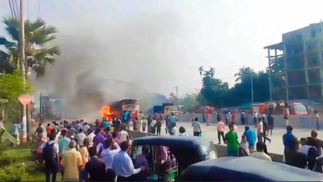 চলন্ত বাসে হঠাৎ আগুন, অল্পের জন্য রক্ষা পেল যাত্রী