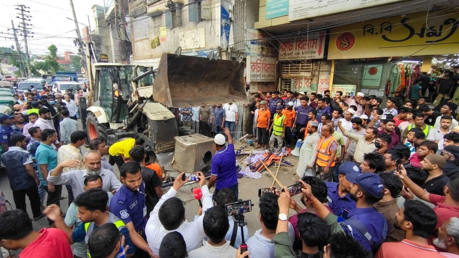 কুমিল্লা নগরীতে যানজট নিরসনে উচ্ছেদ অভিযান, সড়ক-ফুটপাত দখলমুক্তের উদ্যোগ