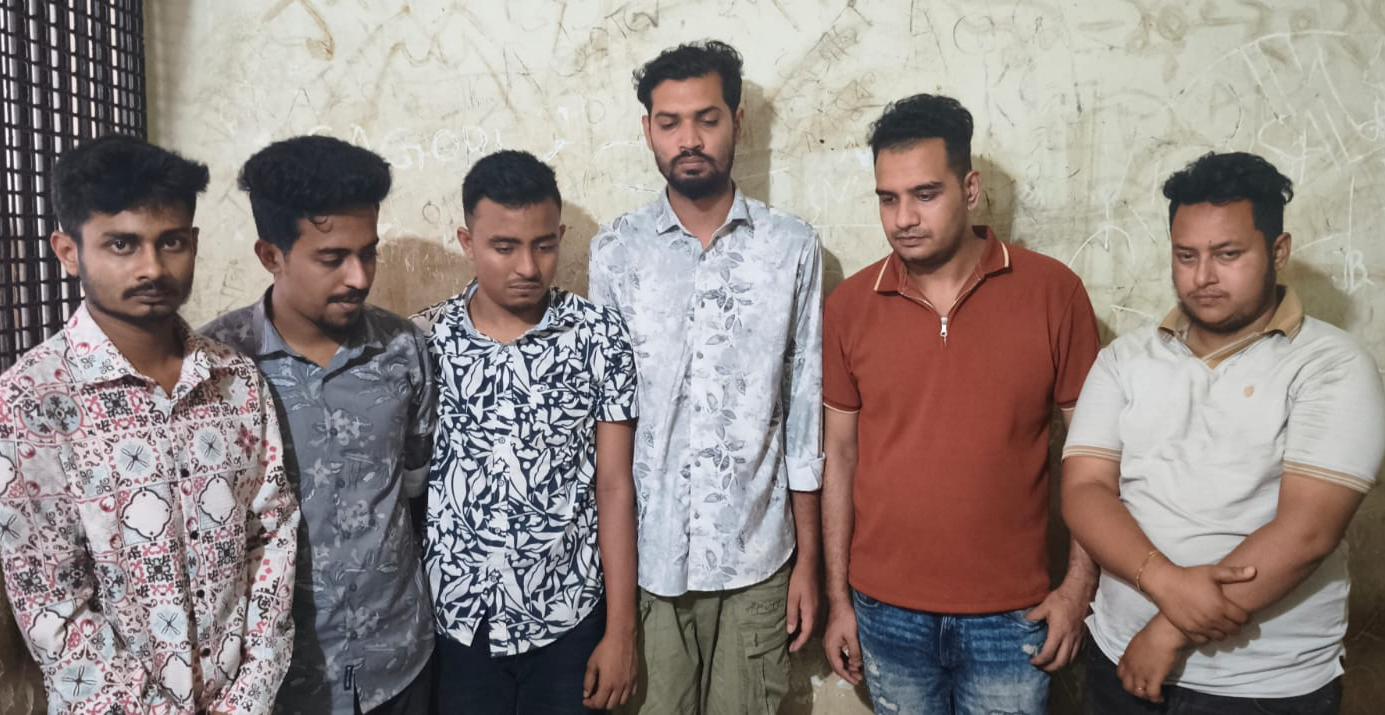 কুমিল্লায় বাসে পুলিশের বিশেষ অভিযান - বিপুল হিরোইনসহ ৬ জন গ্রেফতার